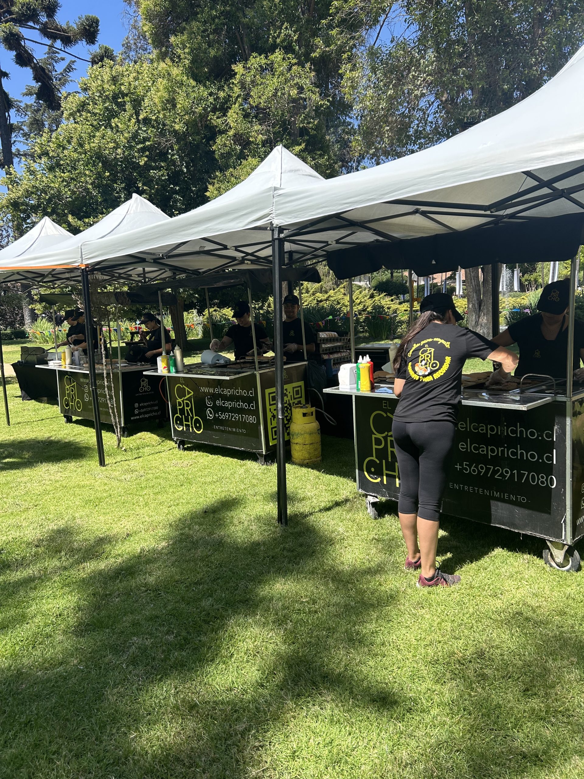 Equipo de El Capricho preparando un evento